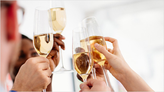 …Encontraremos motivos para celebrar todo tipo de ocasiones con nuestros amigos y familiares y una copa de Elyssia. ¡Salud!