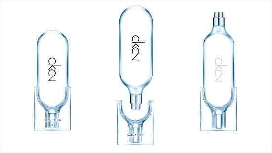 El diseño del frasco es puro, transparente y futurístico además de  fresco y sin género. El tapón cuadrado también funciona como  elemento que sostiene la botella de ambos lados. 