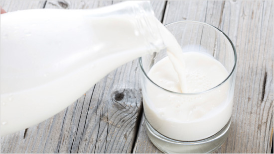 Warto zwróć uwagę na listę składników: śmietanka + żywe kultury bakterii mlekowych i porównaj ze składem innej śmietany.