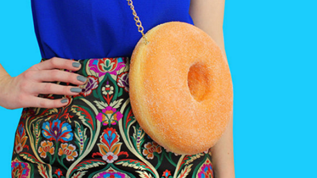 Ce sac en forme de donut est plus vrai que nature ! Il n’y a plus qu’à espérer que personne n’essaiera d’en prendre une bouchée ! Source : etsy.com/nl/listing/495102051/suiker-donut-portemonnee-donuts-eten