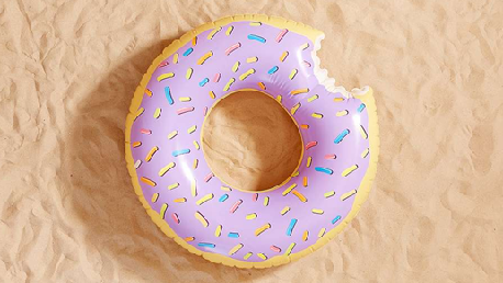 Et pendant que tu es sur la plage ou à la piscine, tu peux en profiter pour flotter tranquillement sur l’eau grâce à cette bouée-donut… Source : urbanoutfitters.com/en-gb/shop/fltdonut