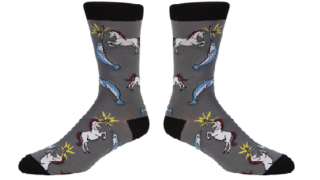 Pas vraiment du style pacifique ? Enfile ce combat épique entre une licorne et un narval ! Source : www.amazon.com/Sock-Me-Unicorn-Narwhal-Socks/dp/B0127MJWZM
