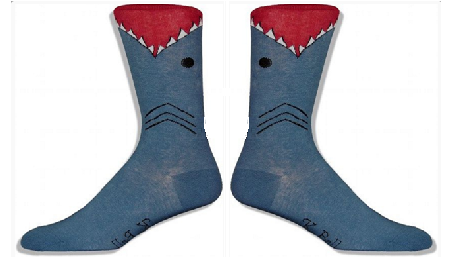 Laisse-toi dévorer par un requin sanguinaire ! Source : www.joyofsocks.com/slate-blue-shark-mouth-socks-mens
