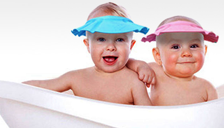 Avec cette visière ton petit garde les yeux bien au sec pendant la douche.