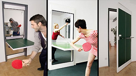 Une petite maison et quand même pouvoir jouer au ping-pong ? Tu as certainement de la place pour cette table-porte de ping-pong…