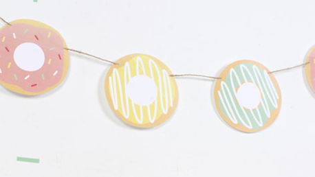 Niets schreeuwt harder ‘feest’ dan donutsslingers. Bron: etsy.com/listing/455095894/printable-garland-donuts 