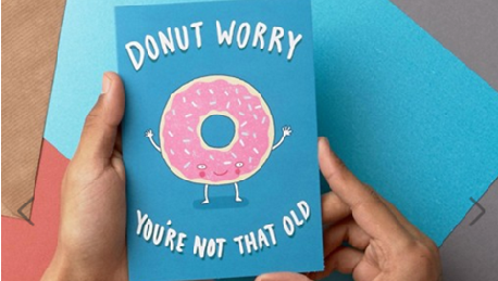 Heb je een jarige vriend(in) die het moeilijk vindt om ouder te worden? Vrolijk hem of haar dan op met deze zoete kaart! Bron: asos.com/brainbox-candy/donut-worry-youre-not-that-old-card/prd/7815131