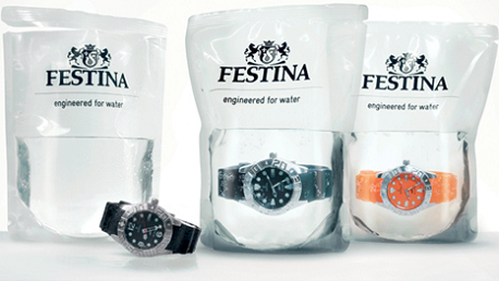 Festina bewijst dat hun horloges écht waterdicht zijn door ze in water te bewaren.