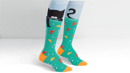 Voor iedereen die graag de kuiten warm houdt met hongerige katten. Bron: www.sockittome.com/women/knee-socks-women/gone-fishin.html