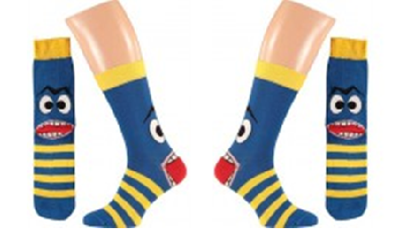 Van voren lijkt dit een doodnormale gestreepte sok, maar van achteren … Bron: www.corrykousensokken.nl/fun-socks-voor-heren-van-katoen-3956?gclid=CKS_gs2FtdMCFbEK0wod9IMIWA