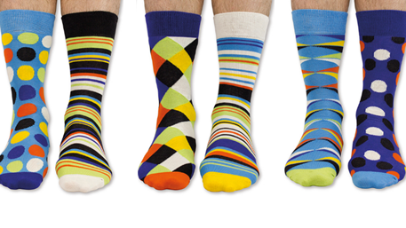 Deze leuke sokken horen niet, maar toch ook weer wel bij elkaar! Bron: www.unitedoddsocks.com/product/sockology/