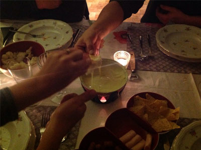 Voor de echte fans, je vindt de Emmi All-in-One Fondü bij de Albert Heijn en Carrefour bij het koelschap met voorverpakte kaas. 