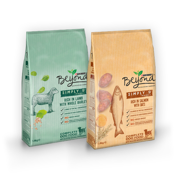 Krmivo ve variatnách jehněčí a losos.