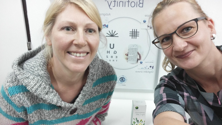 První aplikace kontaktních čoček