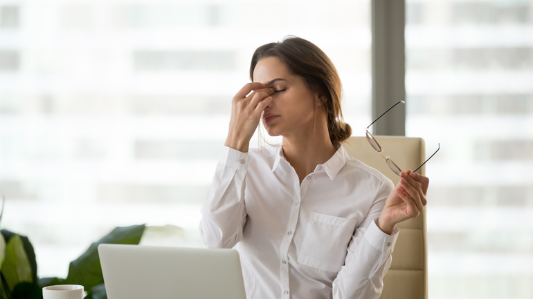 Proč máme při práci u počítače suché oči?