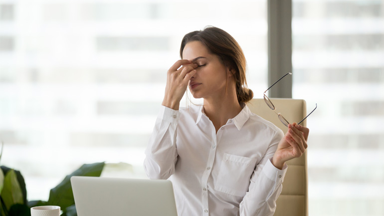 Proč máme při práci u počítače suché oči?