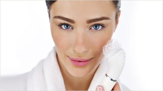 … umožňuje hloubkové čištění kartáčkem pro zářivou pleť, … 