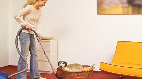 Swirl® deo perličky Active Fresh s příjemnou vonnou kompozicí připomínající čerstvě vyprané prádlo pomáhají zabránit vzniku nepříjemného zápachu při vysávání prachu v bytě, kde je chován pes.