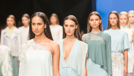 ... zavede nás na přehlídková mola světoznámých návrhářů,