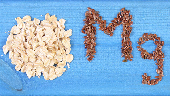 Ovesné vločky i lněná semínka obsahují celou řadu zdraví prospěšných látek.
