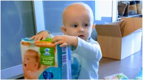 "Právě přijel testovací balík a Kuba vybaluje..."