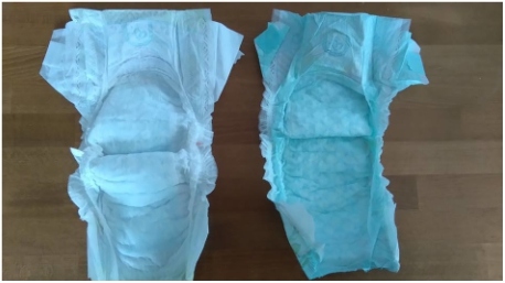 "Srovnání - starší Pampers, nové Pampers - vpravo nové, vlevo starší typ."