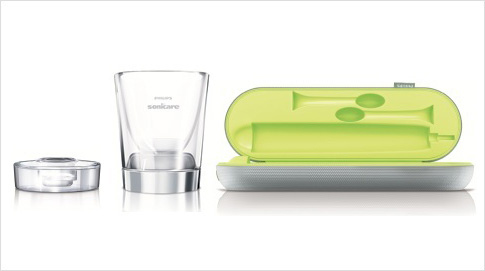 Součástí výbavy Philips Sonicare DiamondClean je dobíjecí stanice, dobíjecí sklenička a cestovní dobíjecí pouzdro.