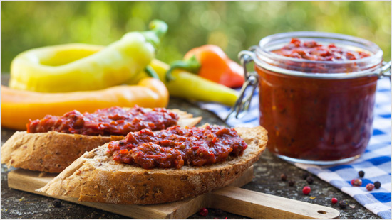 Objevte svět ajvaru a jeho využití v kuchyni! Je to skvělá a originální příloha k masu, ale i výborný základ mnoha jídel a pomazánek. Vašemu kuchařskému umu se meze nekladou!