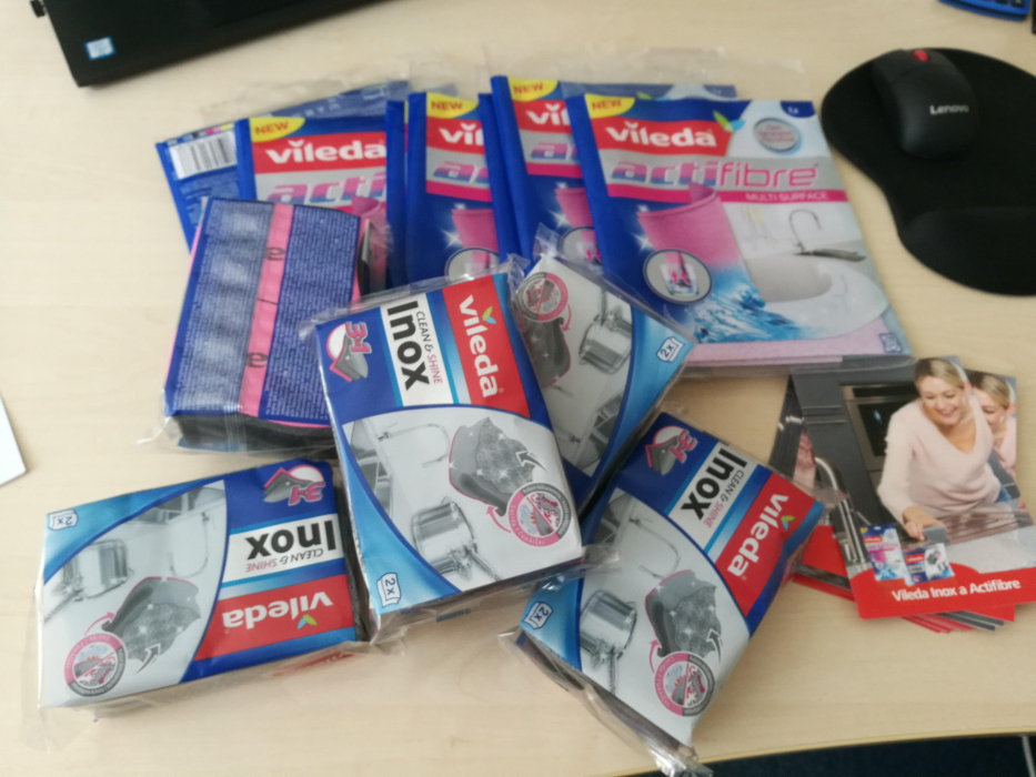 ambasadorka Popina: Dnes jsem obdržela balíček s viledou a zírala jsem kolik jsem toho dostala. Hnedka jsem obdarovala holky v práci, které měly opravdu velkou radost. těším se až houbičky a hlavně hadřík využiju.