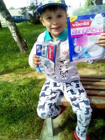 ambasadorka kacka711992: syn se velice nadšene nechal vyfotit a moc se teší az mi bude (se zdravou rukou) :D pomáhat uklízet řekl: jeeee šedou houbičku jsem ještě neviděl je úžasná :)