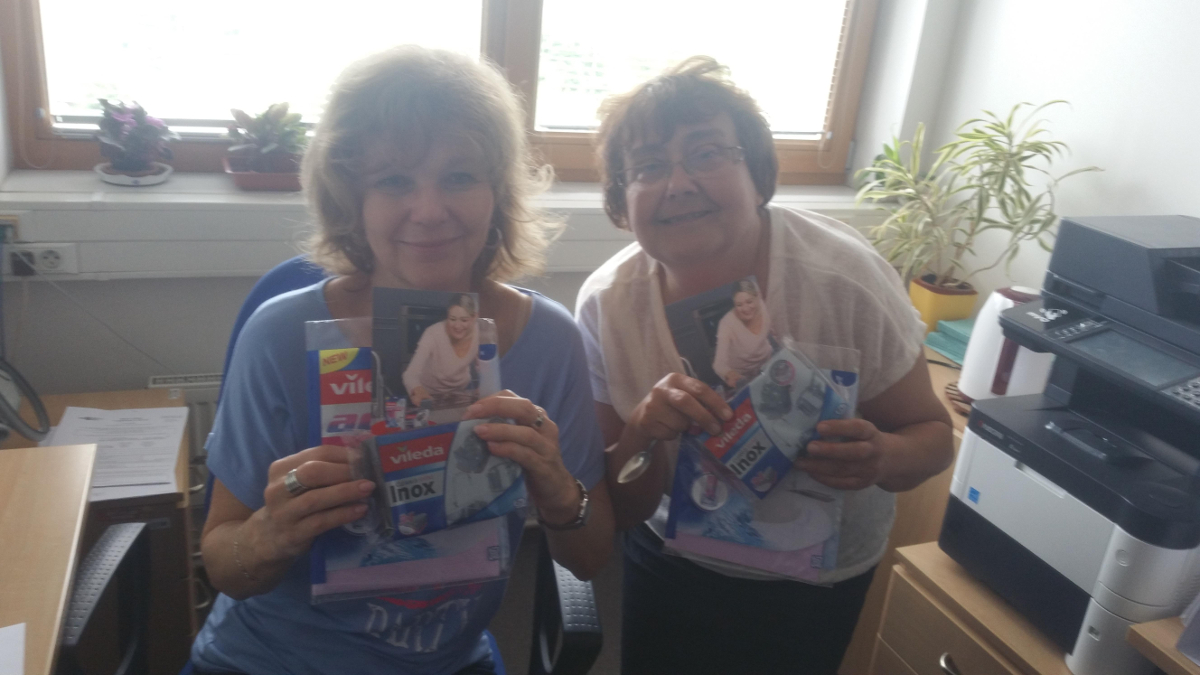 trnd-ambasadorka hajdula při předávání vzorků: Tak jo no nádobí čeká