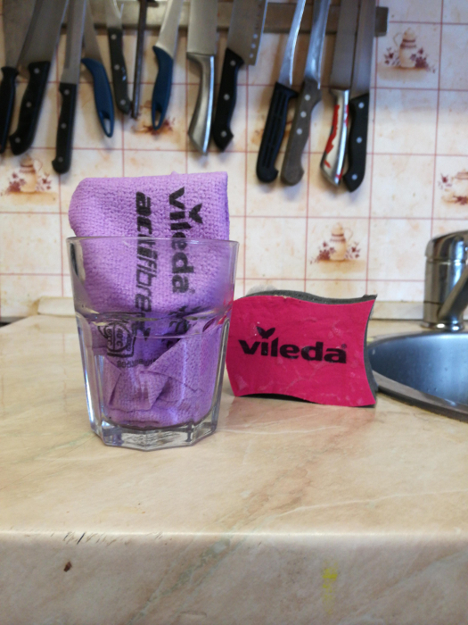 A nakonec nezbytný test savosti hadříku :)