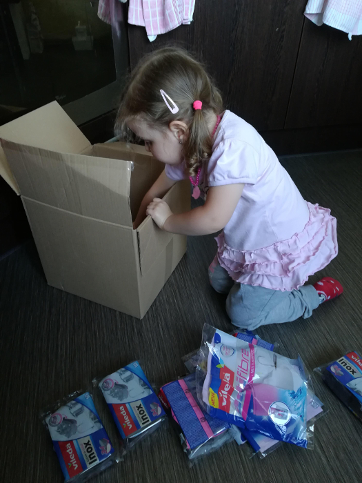 S vybalováním pomáhali i naši nejmenší..