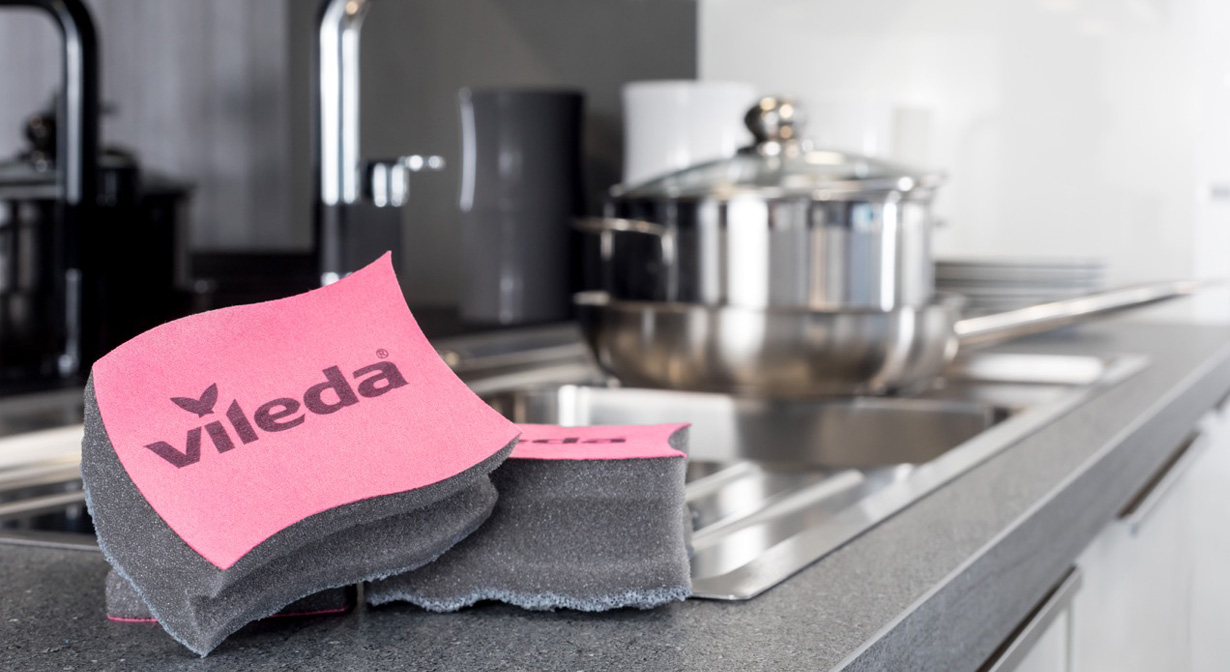 Nové houbičky Vileda Inox 3v1 jsou nejen skvěle funkční a šetrné k náchylným povrchům, ale zároveň v krásném a moderním designu!