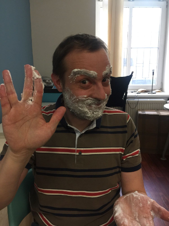 Snad si s tím neoholí i to obočí.. 