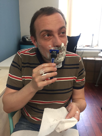 No vypadá to, že obočí nakonec zůstalo na svém místě..