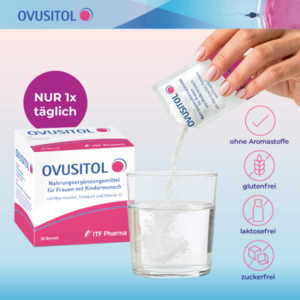 Eine Hand hält einen Portionsbeutel über einem Glas Wasser, während sich das Pulver darin auflöst. Daneben steht die OVUSITOL-Packung mit dem Hinweis „Nur 1x täglich“.