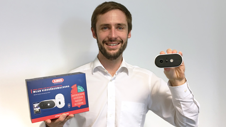 Bastian begrüßt 100 Ansprechpartner im zweiten trnd-Projekt mit der ABUS Akku Cam. 