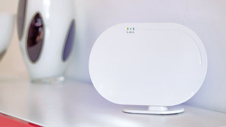 Die Smartvest-Zentrale überprüft und steuert alle Funk-Komponenten. Mit der App oder Fernbedienung gibst Du ihr Befehle.