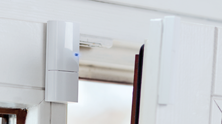 Die Funk-Öffnungsmelder dienen mithilfe von Magnetkontakten zur Überwachung von Türen und Fenstern. In Kombination mit der Funk-Steckdose können smarte Funktionen initiiert werden.