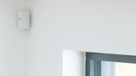 Der Funk-Bewegungsmelder erfasst Personen über eine Reichweite von bis zu 12 Metern. In Kombination mit der Funk-Steckdose können auch durch ihn smarte Funktionen initiert werden.