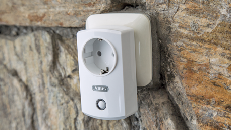 Die Funk-Steckdose ermöglicht die Schaltung einer Vielzahl Deiner elektronischen Geräte über die App – also die Smart-Funktionen. Sie verstärkt zudem das Funksignal.