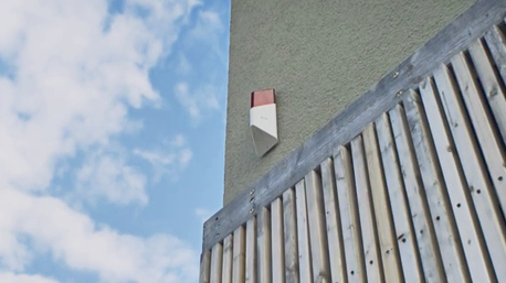 Die Funk-Sirene dient zur Alarmierung im Innen- und Außenbereich. Ihr bis zu 100 dB lautes Alarmsignal und das rote LED-Blitzlicht schrecken ab.