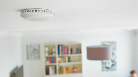 Der Funk-/Rauchwarnmelder warnt zuverlässig vor Rauch und Hitze. Wird Alarm ausgelöst, sendet er das Signal an alle Warnmelder im Haus. Bi-Sensor-Technologie: Für die Küche geeignet.