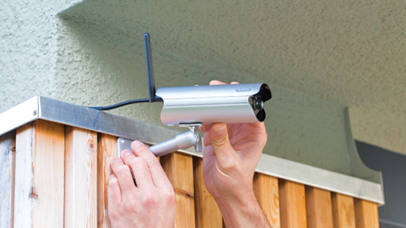 Die WLAN-Außenkamera (TVAC19100) ist wetterfest und mit der integrierten Infrarot-Nachtsichtfunktion für den Außeneinsatz geeignet.