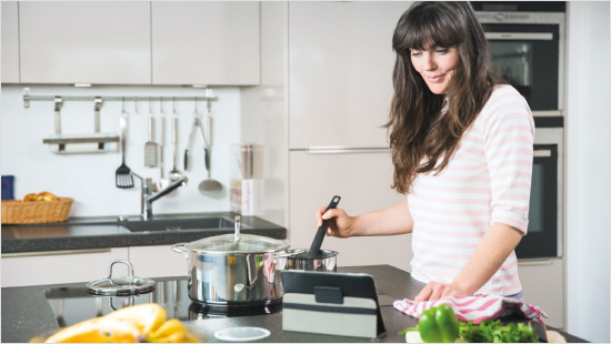 ... Smart Home-Funktionen, die Dein Zuhause intelligent machen. Sie ermöglichen zum Beispiel, dass sich bei Türöffnung das Licht selbst einschaltet.