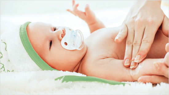 Beide Exomega Produkte sind hochverträglich. Sie sind für das Gesicht und für den Körper von Säuglingen, Kindern und Erwachsenen geeignet.