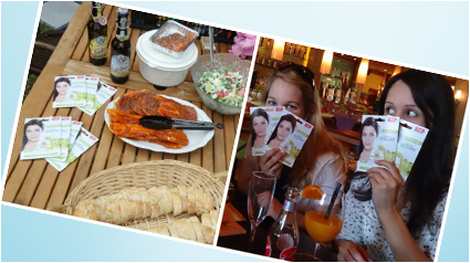 Wir verteilen die Proben der Aok 24h Feuchtigkeits-Tagespflege.