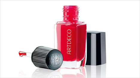 … dem speziell entwickelten Perfect Coat Brush aus 300 hochwertigen Tynex-Fasern, der perfekt auf die Nagellackqualität angepasst ist.