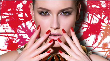 Der Lack zeichnet sich durch satte Farbe und gute Deckkraft aus, trocknet schnell, hält lange und seine Formel schützt sogar die Nägel.